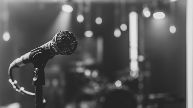 Mikrofons, fonā skatuve, melnbaltā krāsā