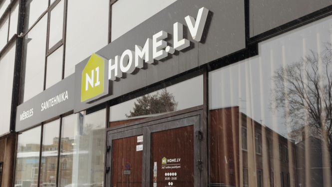 N1Home.lv tirdzniecības vieta - ēka ar nosaukuma uzrakstu