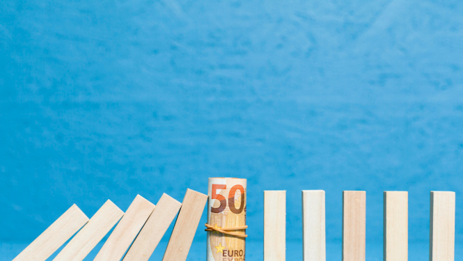 Klucīši, kuriem pa vidu ir piecdesmit eiro naudas zīme