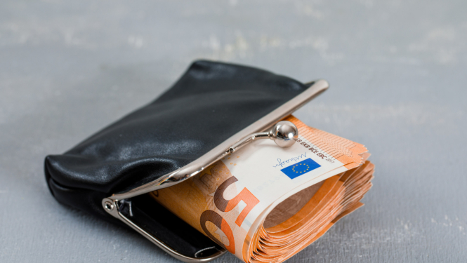 Melns naudas maks, kurā iekšā daudz 50 eiro naudas zīmju