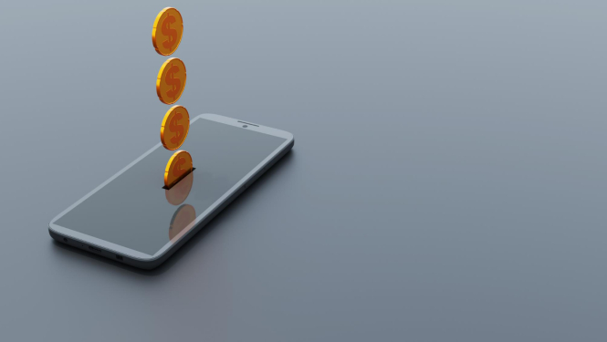 Uz pelēka fona mobilais tālrunis, kur iekšā ekrānā ieplūst monētas