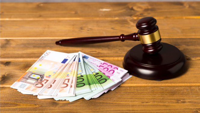 Papīra naudas zīmes un tiesneša āmurs