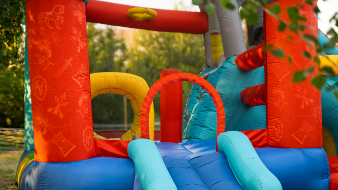 Krāsainas piepūšamās atrakcijas