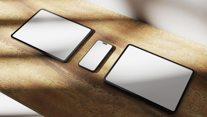 Divas planšetes un viens mobilais telefons