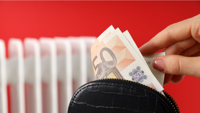 Radioators un maciņš ar naudas zīmēm