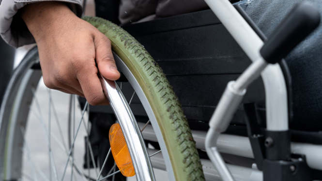 cilvēks ratiņkrēslā