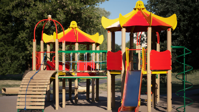 Rotaļu laukums āra vidē, krāsains