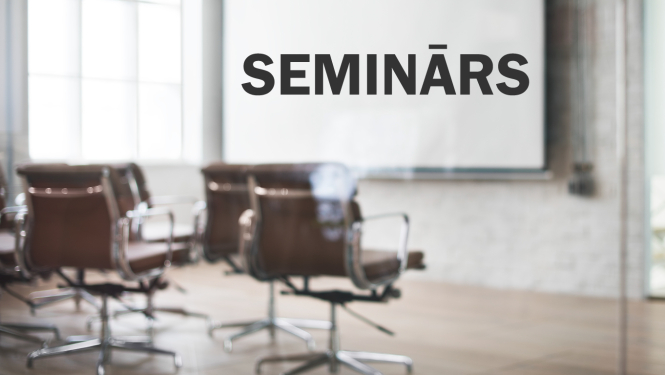 Telpa ar krēsliem un tāfeli ar uzrakstu Seminārs