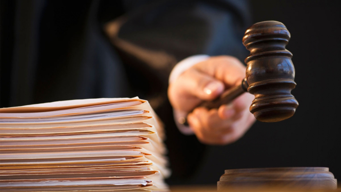 Dokumentu kaudzīte un tiesneša āmurs