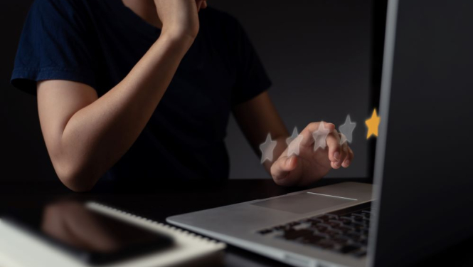 Portatīvais dators, cilvēks pie datora, piecas zvaigznītes - četras pelēkas, viena dzeltena