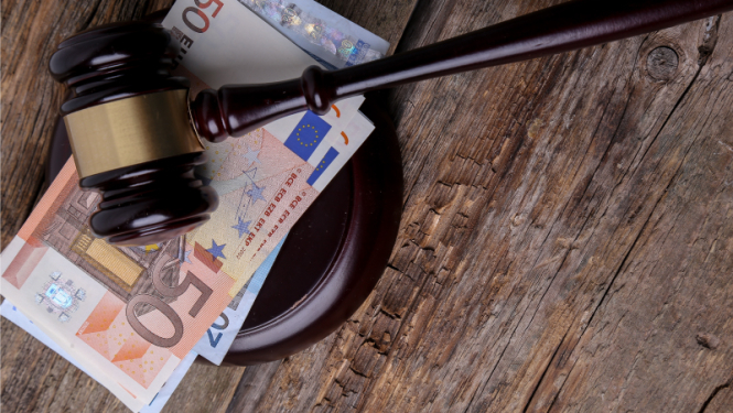 Eiro naudas zīmes un tiesneša āmurs