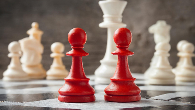 Divi sarkani šaha bandinieki priekšā batām šaha figūrām