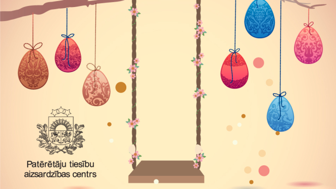 Koka zars ar tajā iekārtām šupolēm un krāsainām Lieldienu olām