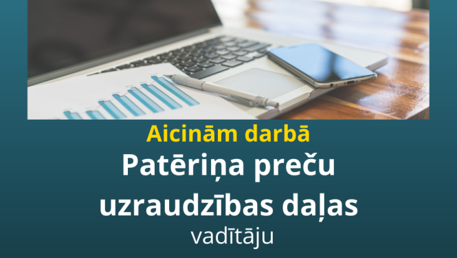 Uz galda portatīvais dators, aicinājums pieteikties darbā