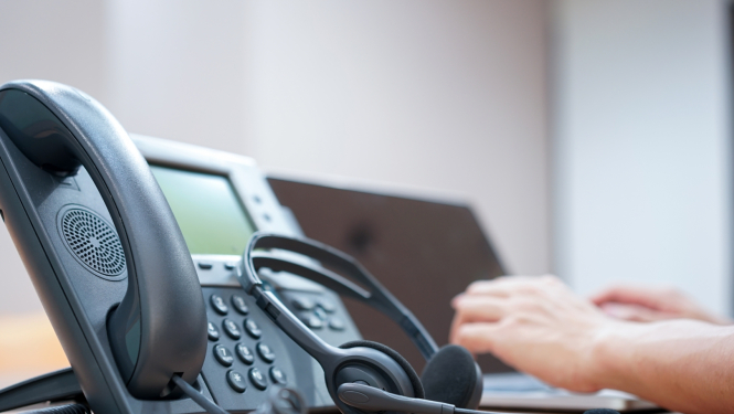 Stacionārais telefons un bezvadu austiņas ar mikrofonu