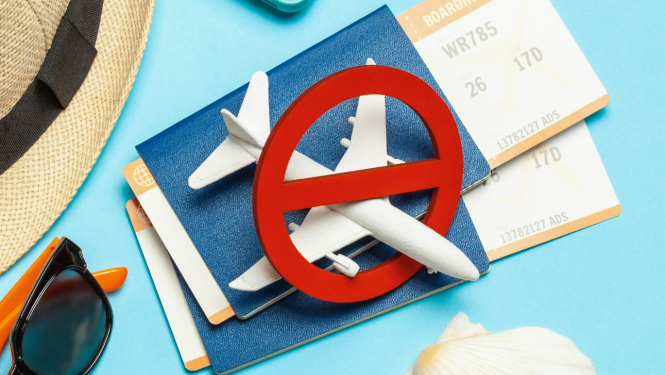 Uz gaiši zila fona dažādi priekšmeti - cepure, saulesbrilles, gliemežvāks, biļetes, lidmašīna sarkanā brīdinājuma zīmē, pārsvītrots aplis