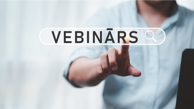 Vīrietis ar izstieptu pirkstu, pieskaras uzrakstam Vebinārs