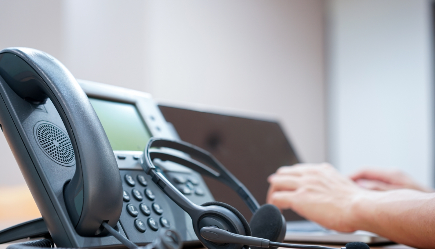 Stacionārais telefons un bezvadu austiņas ar mikrofonu