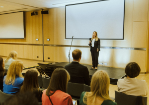 PTAC direktore Zaiga Liepiņa atklāj PTAC pasākumu uzņēmējiem